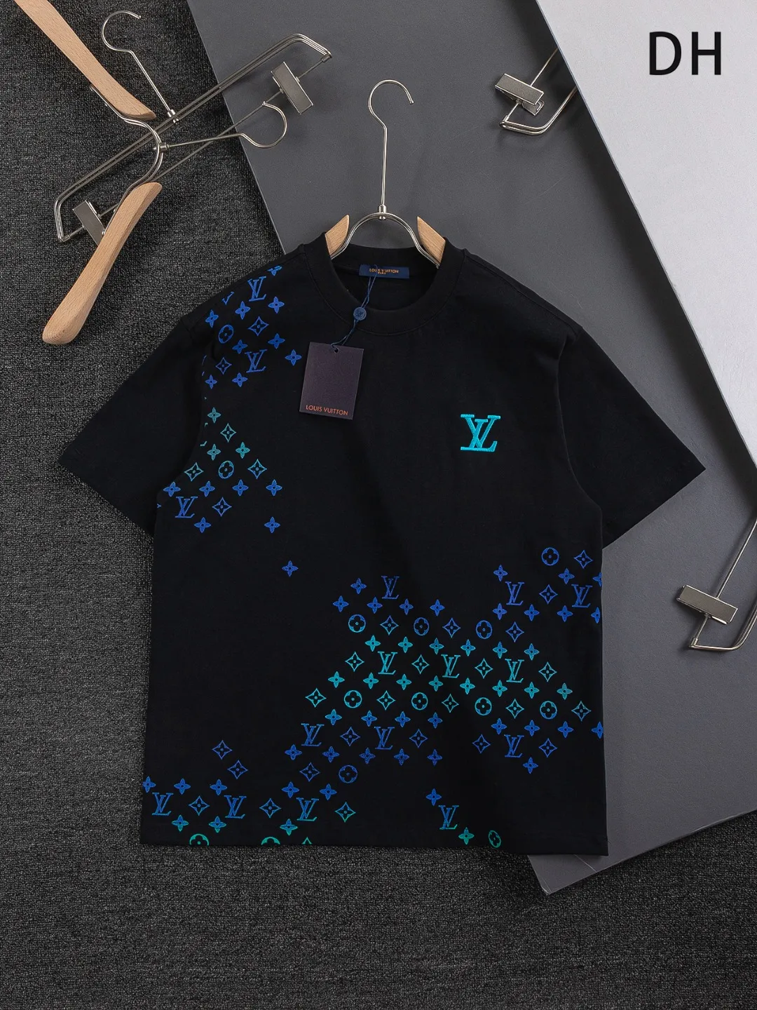 🅿️210 Louis Vuitton 1V LV slightly wide version S-XL lv 26SS LV new product counter catwalk style heavy-duty letter embroidery stitching colorful print on the chest 🪡 embroidered logo is the same for men and women! Short-sleeves are not the same as the general public, but must be unique and eye-catching. This LV short-sleeves is all about quality, comfort, consistent style, fashion, including fabrics and cutting techniques, all of which have been made with great effort! 320 grams of washed pure cotton fabric, pure cotton is breathable, very refreshing and comfortable for daily wear. The rib knitting on the neckline is smooth and tight, and the neckline will not be skewed if you toss it at will. The loose version, you will find that it looks really good on the upper body. The overall is minimalist and neat, super versatile for daily use! Pair it casually with a pair of pants for a youthful look. A T-shirt will make your outfit crazy. It is a fashionable item that can never go wrong! Color: Black White Size: S-XL Size chart: S: Shoulder width 50-Bust 56-Length 70 M: Shoulder width 52-Bust 57-Length 72 L: Shoulder width 54-Bust 59-Length 74 XL: Shoulder width 56-Bust 62-Length 76